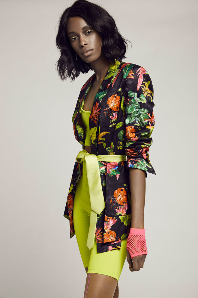 "Néon without limits" | Styling by Marina Luís | Modelo: Allyson, Face Models. Blazer Mango, macacão justo com corte na cintura Bershka, gravata Mr. Blue na Peris, mitenes da produção, collants Calzedonia.