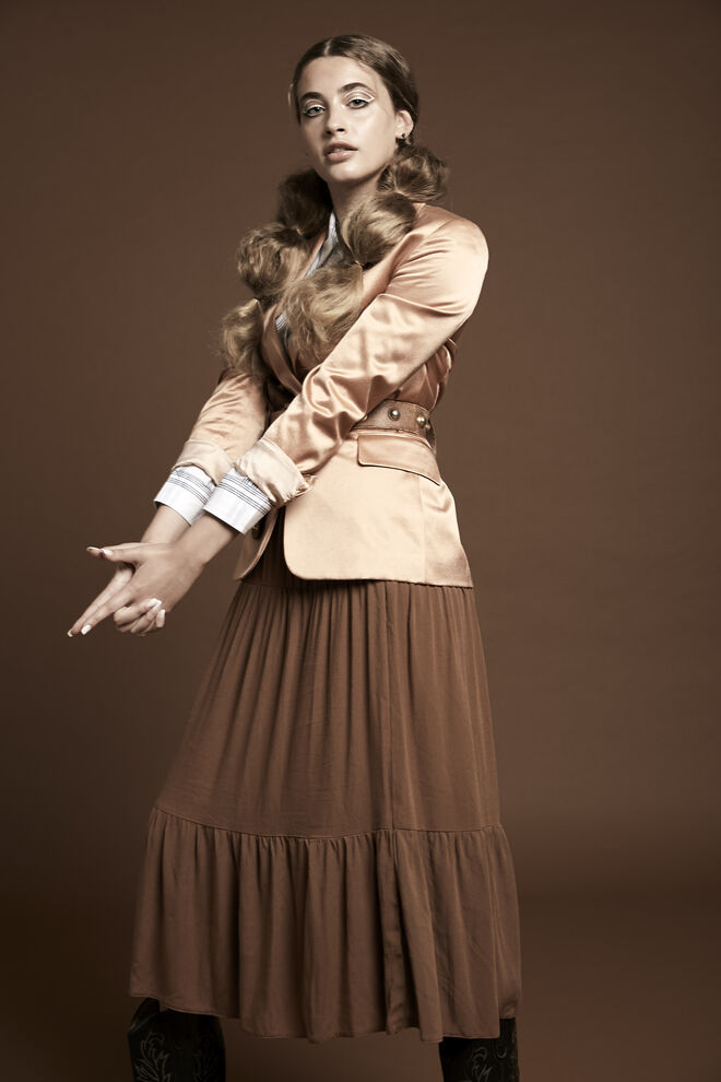 "Miss Rodeo Military" | Styling by Ana Margarida Fernandes | Modelo: Emma Pasetto, L’Agence. Blazer em cetim Just Cavalli, Camisa e saia Primark, brincos da produção, Cinto Peris.