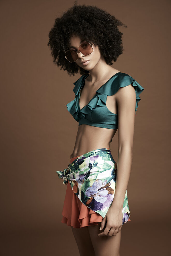 "Tropicalia" | Styling by Isabel Ramos | Modelo: Micaela Barreto, L’Agence. Biquíni Oysho, Calções e lenço Zara, Óculos Stella McCartney.
