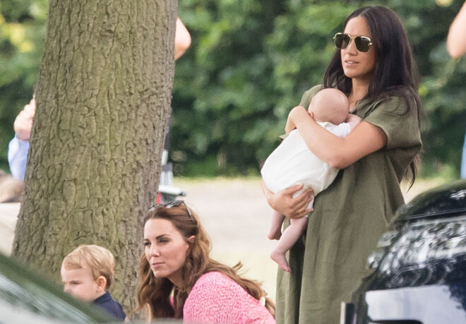 Kate Middleton com o filho Louis e Meghan Markle com o filho Archie