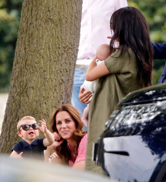 Kate Middleton com o filho Louis e Meghan Markle com o filho Archie