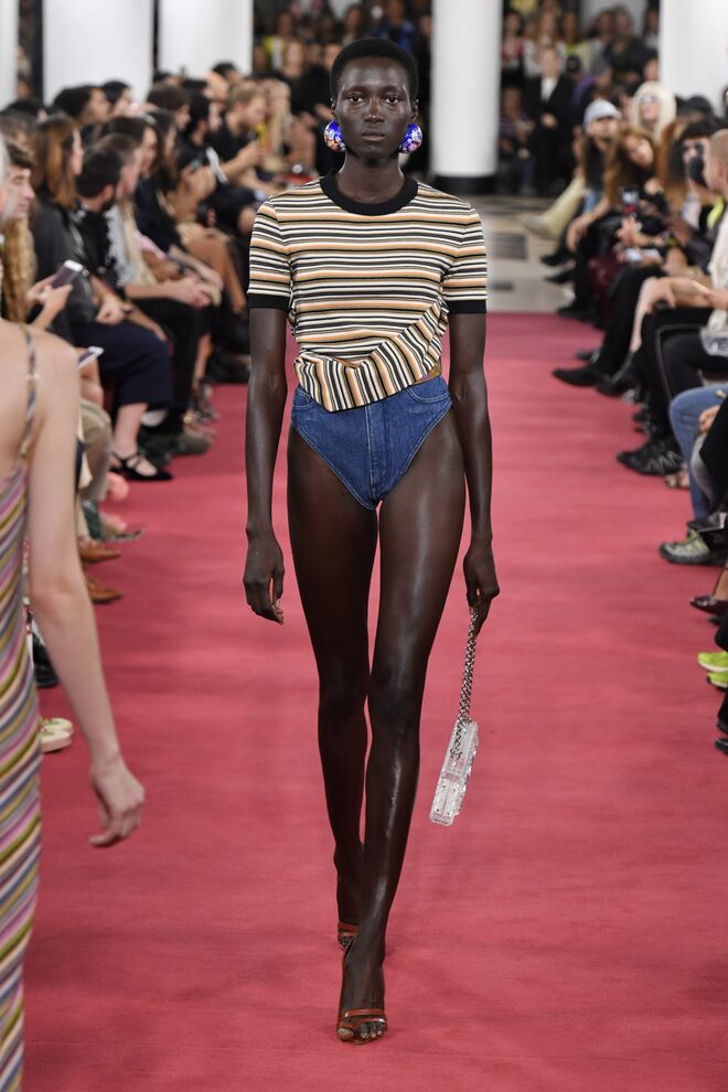 Modelo desfila com a cueca de ganga na apresentação da coleção primavera-verão 2019 da Y/Project