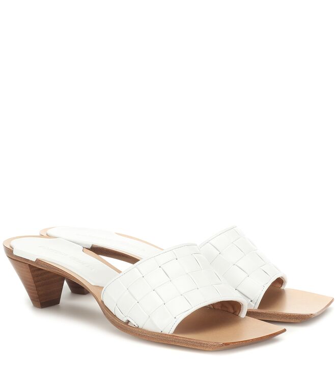 Sandálias, €550, Bottega Veneta, em www.mytheresa.com