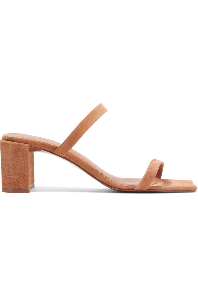 Sandália, €340,01, By Far, em www.net-a-porter.com