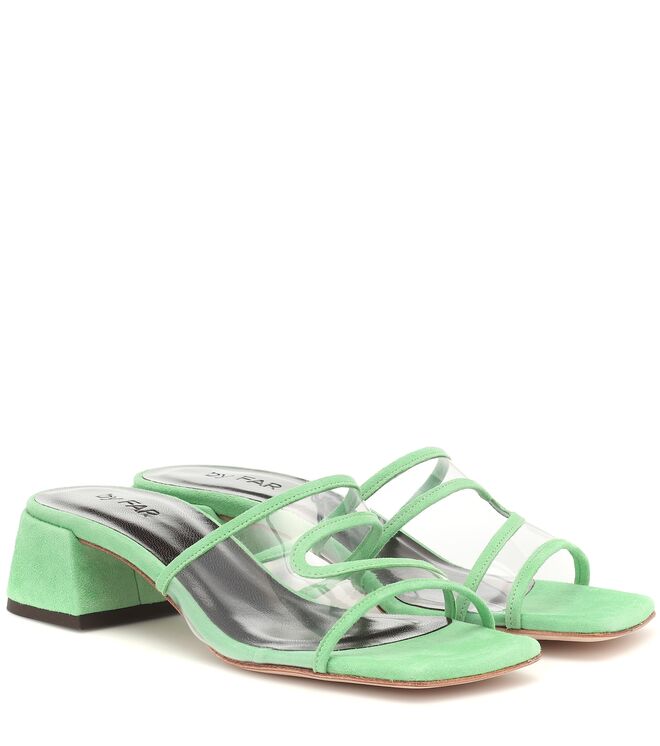 Sandália Lola, €365, By Far, em www.mytheresa.com