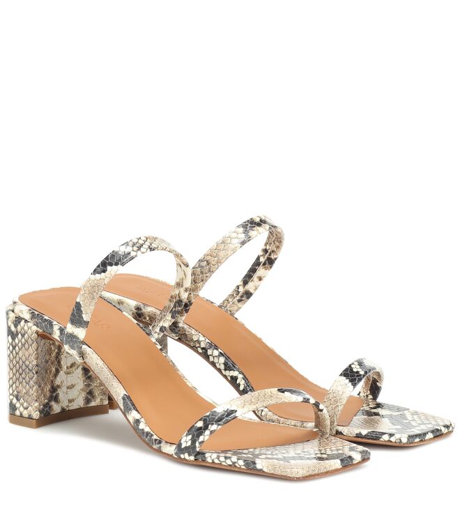 Sandália Tanya cobra, agora €238, By Far, em www.mytheresa.com