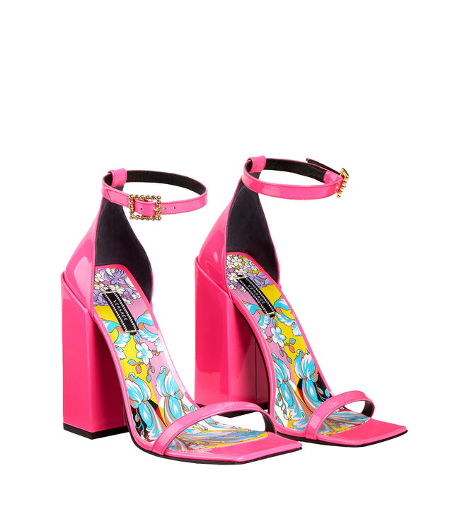 Sandálias, agora €375, Versace