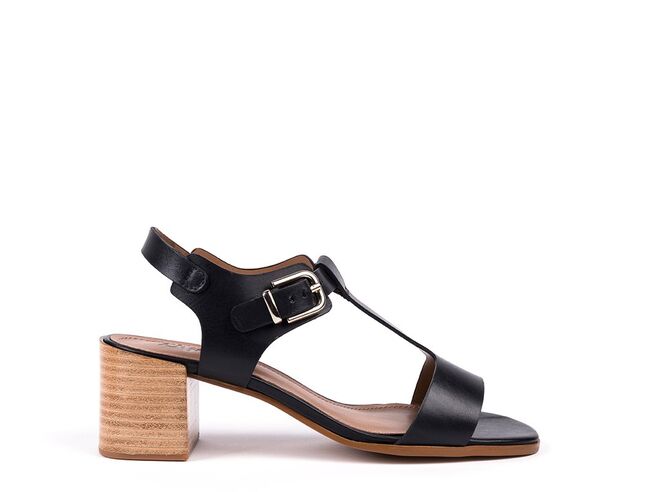 Sandália t-bar, €79,90, Zilian