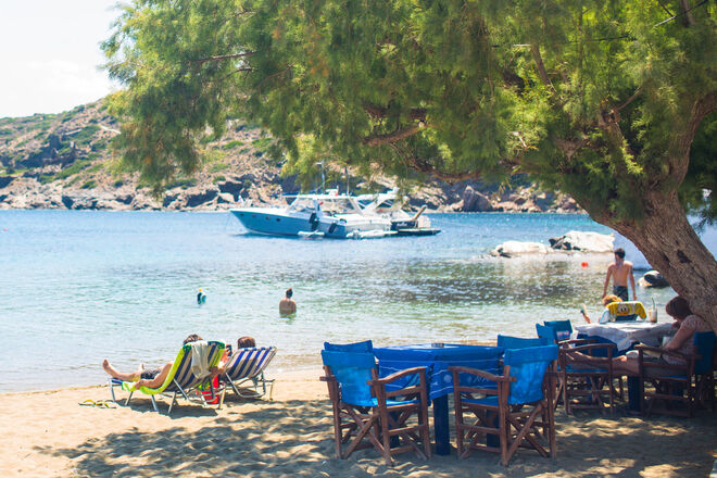 Praia perto da cidade de Faros em Sifnos (uma das ilhas Cíclades), na Grécia. 