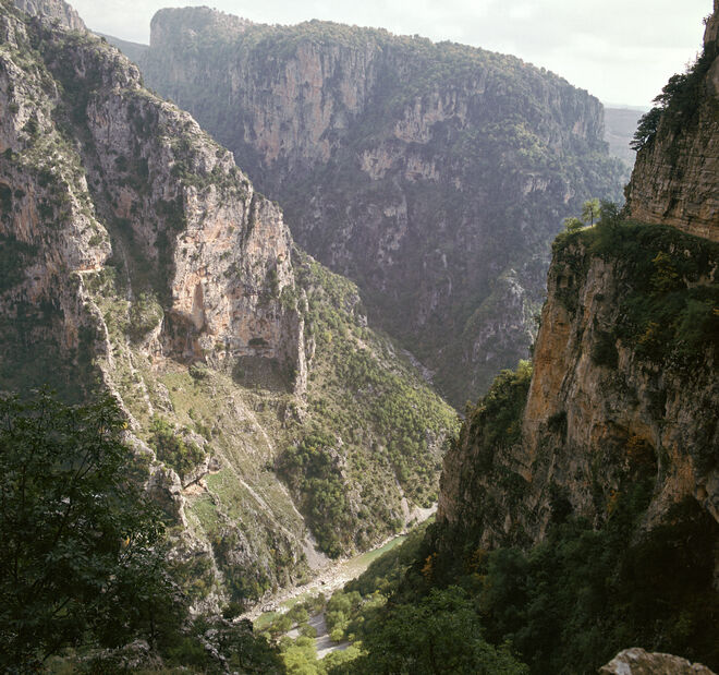 Desfiladeiro de Vikos em Epirus, no norte da Grécia. 