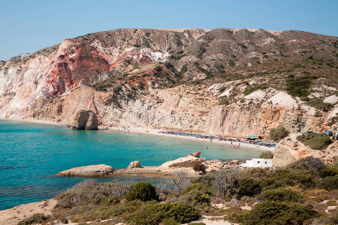 Praia de Firiplaka na ilha de Milos (das ilhas Cíclades), Grécia. 
