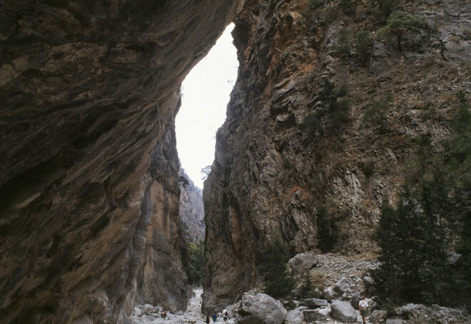 Desfiladeiro de Samaria gorge, no Parque Nacional de Samaria na ilha de Creta (Grécia). 