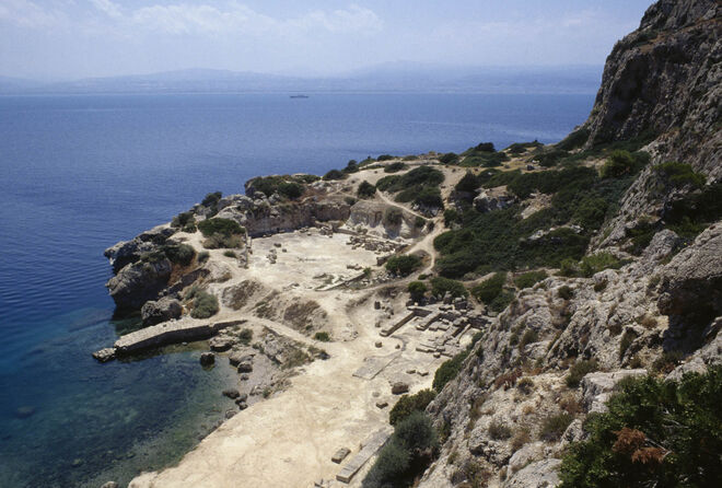 Vista do Heraion (Santuário de Hera), em Perachora na península de Peloponnese (Grécia). 