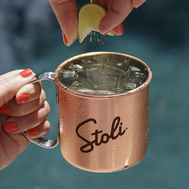 Provar os novos cocktails Stoli Mule XXL