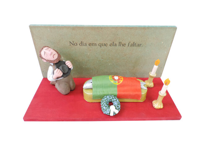 O escultor português Jorge Pé-Curto retrata “No dia em que ela lhe faltar”, um autêntico pesadelo de uma noite de verão, a alertar para o drama da escassez de sardinhas no Atlântico, e a possibilidade de extinção - €249, Bordallo Pinheiro