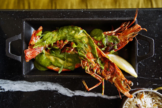 Frigideira de camarões picantes (€16) com molho pesto e, claro, pimenta