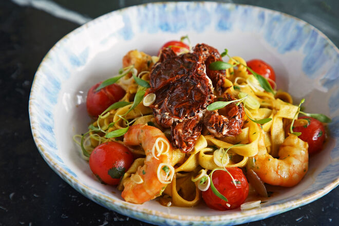 Tagliatelle caranguejo casca mole (€22), com camarão e toque de gengibre e cebola