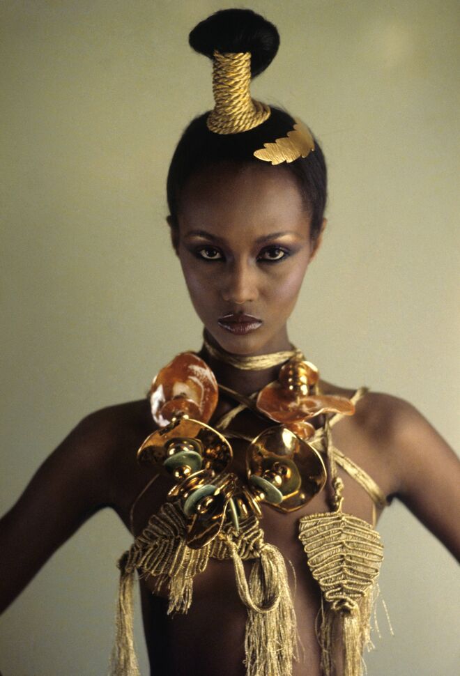 Iman veste as peças de Mary McFadden, em 1977