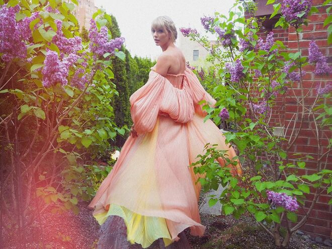 O novo álbum de Taylor Swift, 'Lover', sobre o conceito de romance, antecipado com os singles 'Me' e 'You Need to Calm Down' e com data de saída a 23