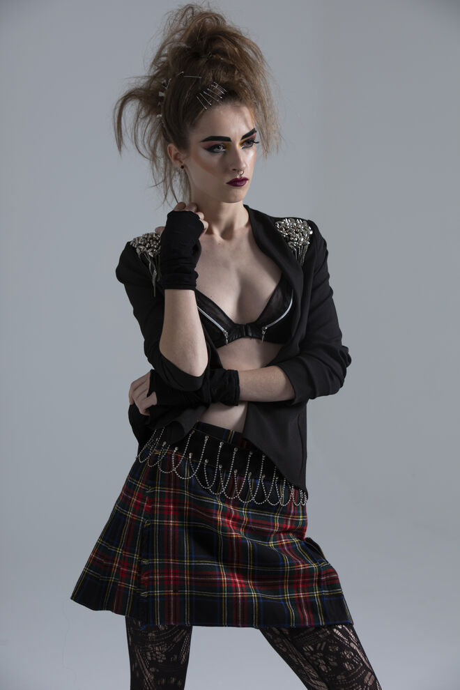 Stylist: Marina Luís | Modelo: Anna M., agência Elite | Tema: Bad girl went down in punk | Blazer Tennis; soutien Calzedonia; saia, mitenes e cinto Peris Costumes; collants La Redoute; piercings da produção