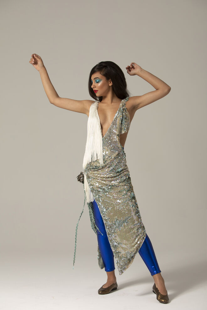 Styling: Carolina Lains Canas | Modelo: Bárbara Sousa, agência Elite | Tema: Saturday Night Fever | Vestidos e sabrinas Peris Costumes; calças Pull & Bear