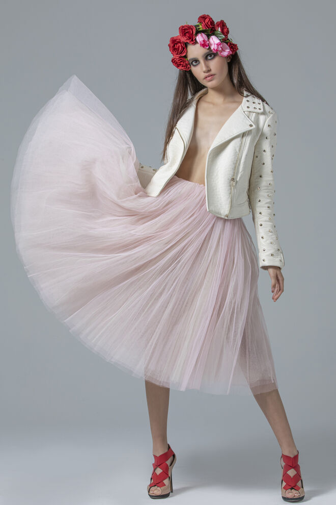 Styling: Bruna Ferreira | Modelo: Mariana Cosme, agência L’Agence | Tema: Rock Flower | Blusão da produção; saia Peris Costumes; sandálias Zara