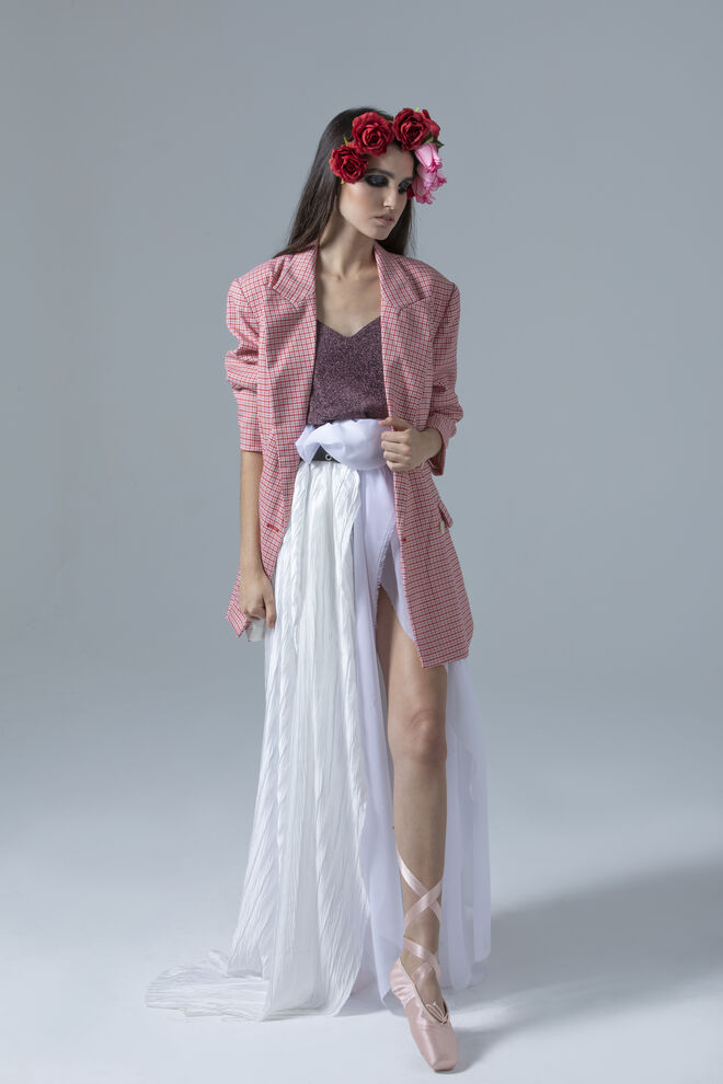 Styling: Bruna Ferreira | Modelo: Mariana Cosme, agência L’Agence | Tema: Rock Flower | Casaco, top, saia da produção; sapatilhas de ballet Peris Costumes