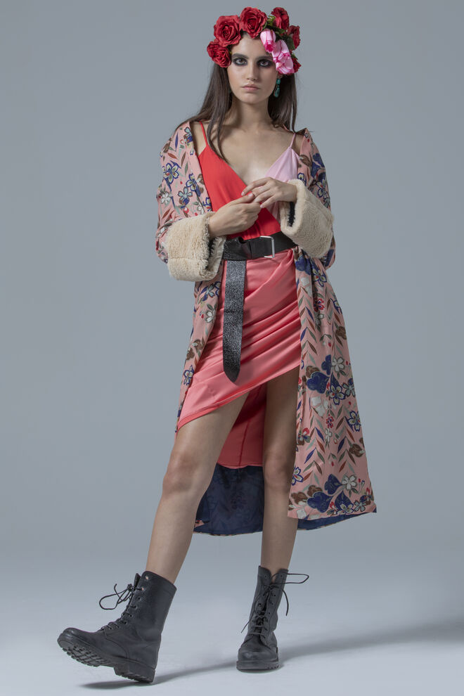 Styling: Bruna Ferreira | Modelo: Mariana Cosme, agência L’Agence | Tema: Rock Flower | Kimono, body, saia, cinto da produção; Botas Peris Costumes
