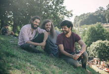 Pedro Melo Alves (bateria), Filipe Louro (contrabaixo) e André Silva (guitarra)