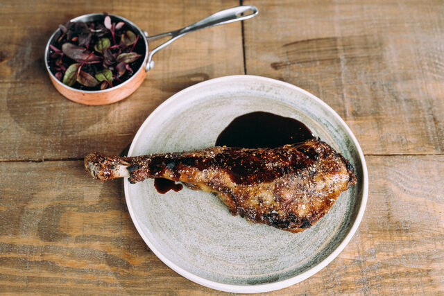 Pá de cordeiro e beterraba 