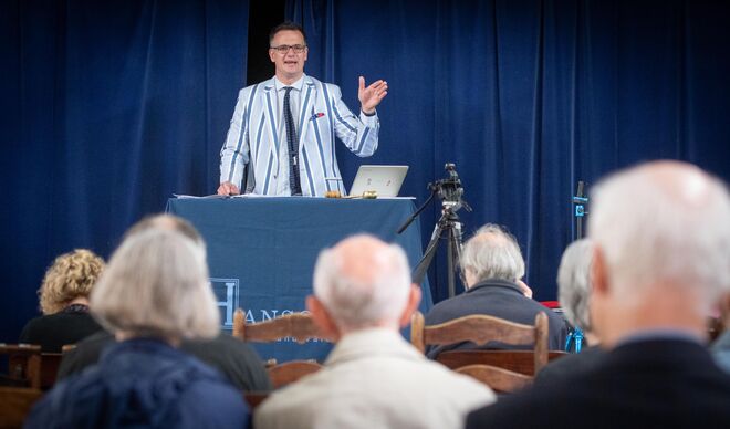 Charles Hanson comandou o leilão do livro na Hansons Auctioneers