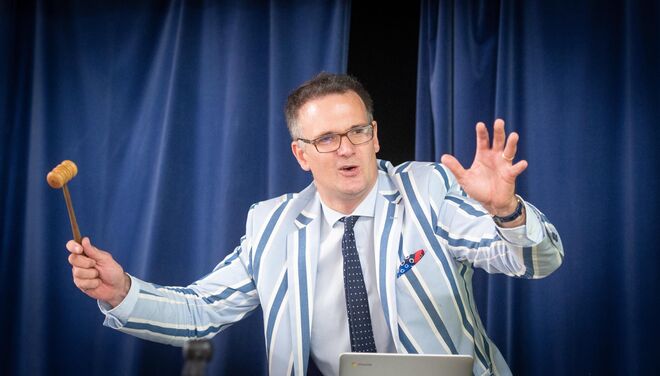 Charles Hanson bateu o martelo a 31 de julho de 2019. O livro foi vendido por 28,5 mil libras, cerca de 31 mil euros