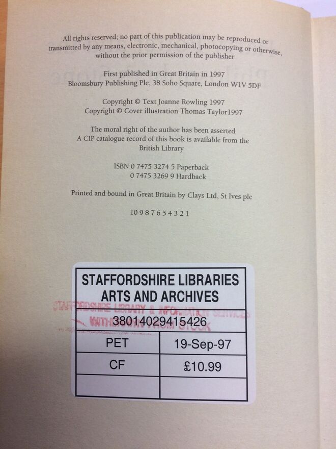 A rara primeira edição do livro 'Harry Potter e a Pedra Filosofal' foi comprada em Staffordshire, no Reino Unido