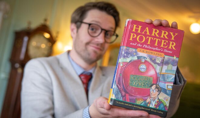 Jim Spencer, responsável por livros e trabalhos em papéis da leiloeira britânica Hansons Auctioneers, com a rara primeira edição do primeiro livro da saga 'Harry Potter'
