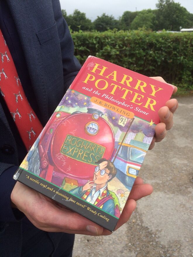 Jim Spencer, responsável por livros e trabalhos em papéis da leiloeira britânica Hansons Auctioneers, mostra a rara primeira edição do primeiro livro da saga 'Harry Potter'