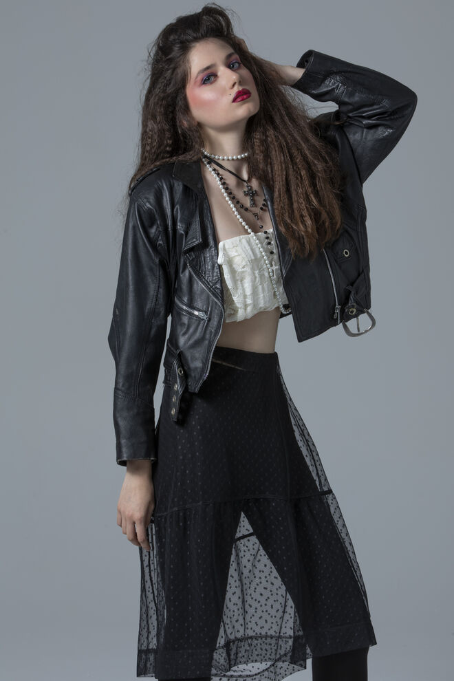 Stylist: Ana Margarida Fernandes | Modelo: Marta Roquete, agência Elite | Tema: Rockin' 80s | Top e saia Peris Costumes; Leggings Lefties; Casaco de cabedal, colar de pérolas e crucifixos da produção