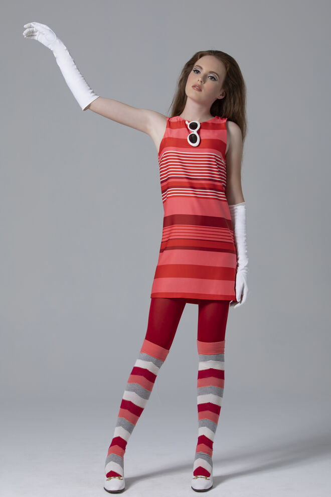 Styling: Daniela Gil | Modelo: Duda Proni, agência Elite | Tema: Dreaming about the 60’s | Vestido Mango; Collants, meias e óculos da produção; Saltos e luvas Peris Costumes