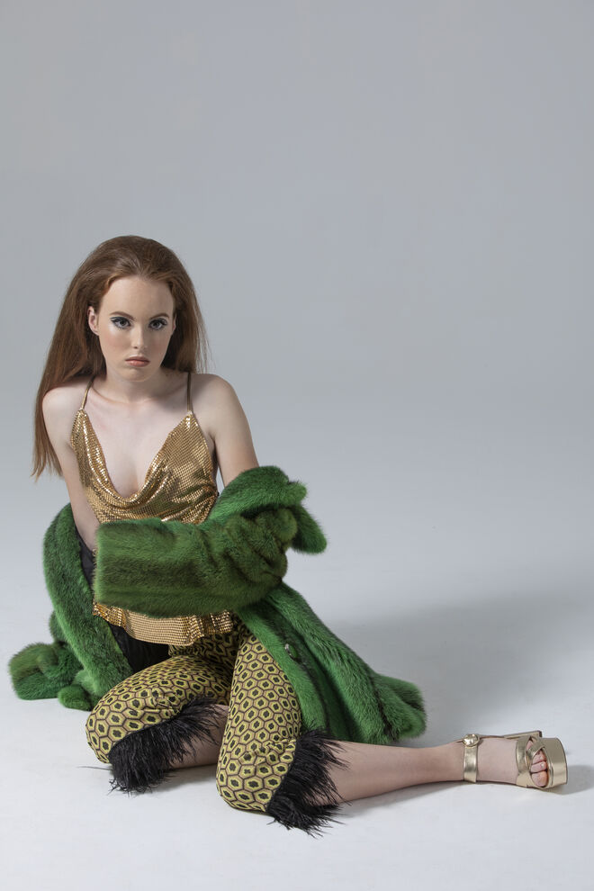 Styling: Daniela Gil | Modelo: Duda Proni, agência Elite | Tema: Dreaming about the 60’s | Casaco Christian Dior; Top Peris Costumes; Calça e sapatos Zara