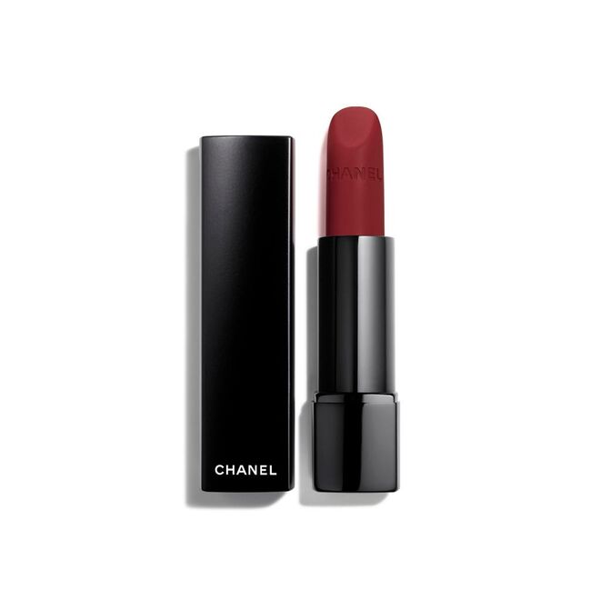 Rouge Allure Velvet Extrême no tom 130 Rouge Obscur, €36, Chanel