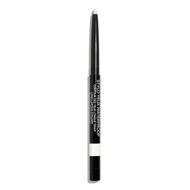 Stylo Yeux Waterproof  no tom 949 Blanc Graphique, €26, Chanel
