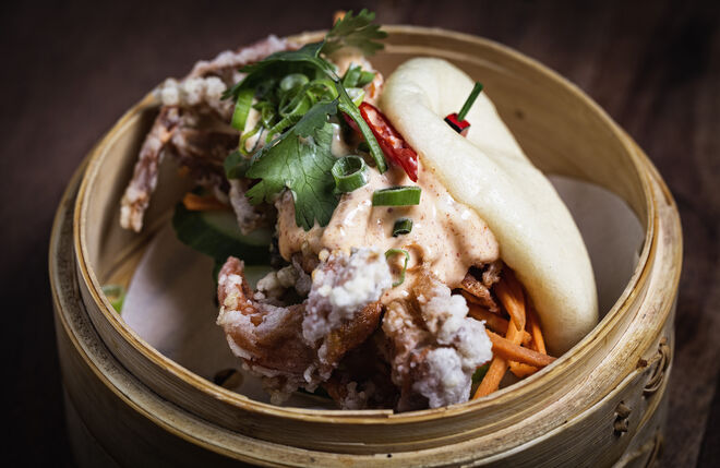 Bao de caranguejo de casca mole com maionese kimchi (€13)