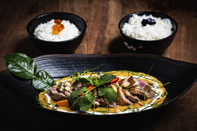 Caril Massaman de pato com batata doce, amendoim e canela (€27)