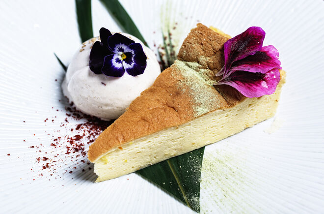 Cheesecake japonês com o whisky japonês Nikka From The Barrel e gelado de sésamo torrado (7€)