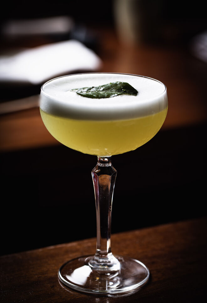 Ichi-go ichi-e (com gin Nikka, xarope de lima-kaffir, sumo de yuzu e champanhe Laurent Perrier Brut La Cuvée, €12) 