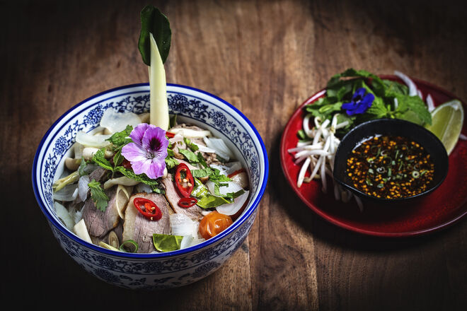 Tom sapp ped (€18) a sopa de pato com massa de arroz (habitualmente comida no Laos e na Tailândia).