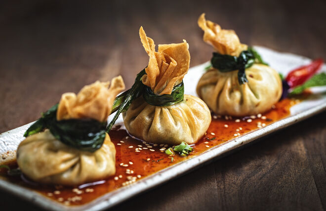 Tung tong (que também chegam à mesa pelo nome de money bags, a €9,5) de frango e castanha de água