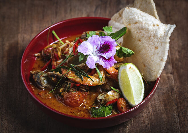 Udang sambal (€18), um prato picante, vindo da Indonésia, com camarão e amêijoas, com molho asiático à base de malagueta.