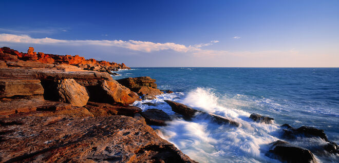Praia Gantheaume Point, Broome, Austrália Ocidental | Esta praia é especial por uma razão única. É possível ver pegadas de dinossauro aqui – sim, leu bem. Quando a maré está no seu nível mais baixo, conseguem ver-se pegadas de dinossauro e fósseis de plantas com mais de 125 milhões de anos preservados no arenito. Esta praia apresenta falésias cor de âmbar e é banhada pelo Oceano Índico.