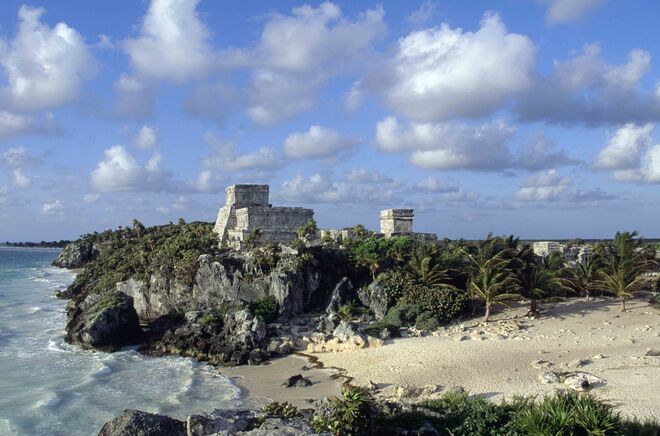 Praia El Castillo, Tulum, México | Esta praia situa-se em Tulum, numa região conhecida como a Riviera Maya, localidade arqueológica. Esta é uma das praias mais bonitas do México, com areia clara e águas cristalinas e permite a quem a visita aliar cultura a descanso.