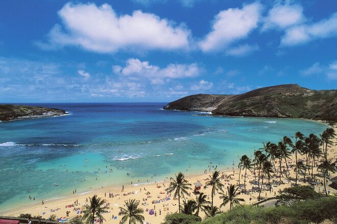 Praia Hanauma Bay, Oahu, Havai | Situa-se na ilha de Oahu, em Honolulu, e fica numa baía. É um destino turístico muito popular, que tem cerca de 3 milhões de visitantes por ano. É o local ideal para os praticantes de snorkeling (prática de mergulho desportivo em águas praticamente paradas).